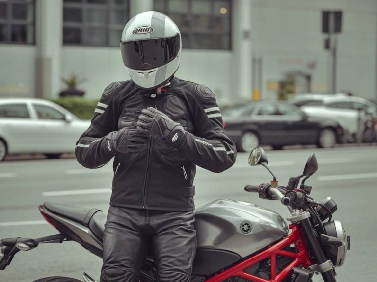 Les équipements de sécurité incontournables à moto
