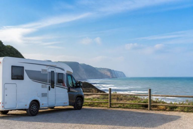Aire camping car normandie bord de mer : où stationner au plus près du littoral