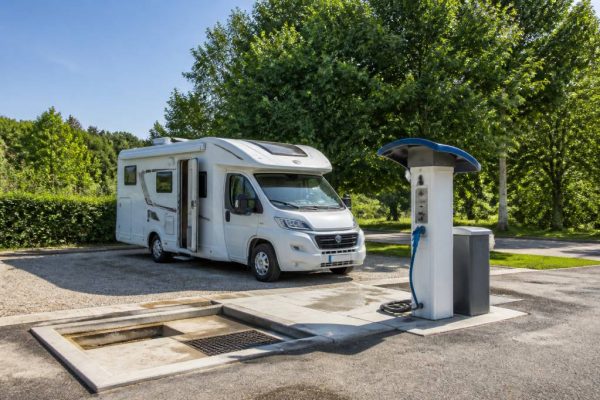 Aires de services camping car gratuites : où les trouver facilement en France
