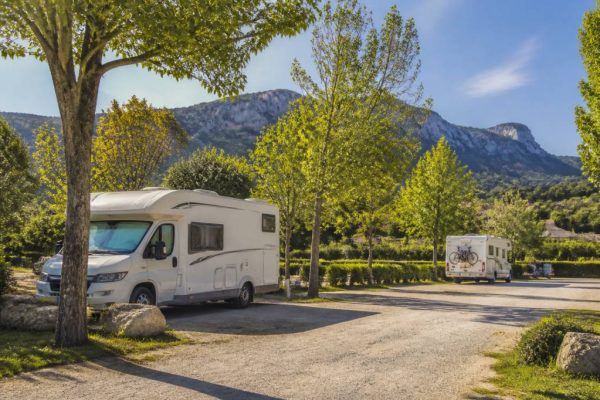 Aire de stationnement gratuit camping car : où trouver les meilleurs emplacements en france