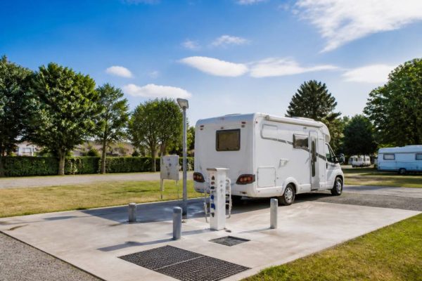 Aire de services camping-car gratuit : où trouver les meilleures étapes pour voyager