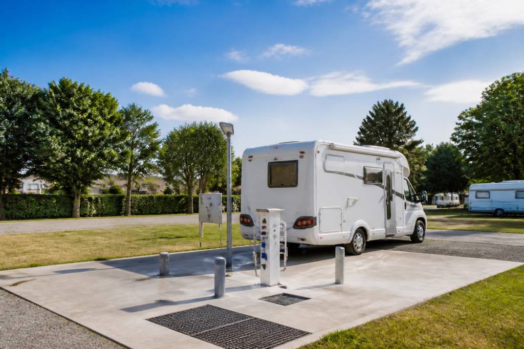 Aire de services camping-car gratuit : où trouver les meilleures étapes pour voyager