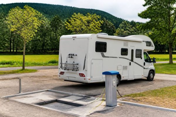 Aire de services camping-car gratuite : où la trouver facilement en voyage