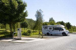 Aire de service camping car gratuite : où trouver les meilleurs emplacements en France