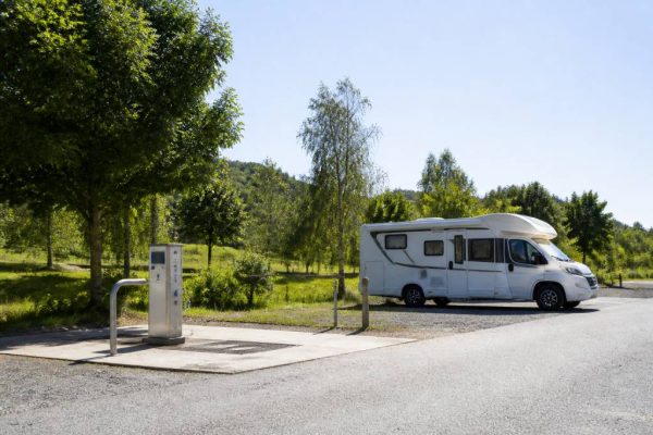 Aire de service camping car gratuite : où trouver les meilleurs emplacements en France