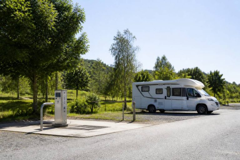 Aire de service camping car gratuite : où trouver les meilleurs emplacements en France