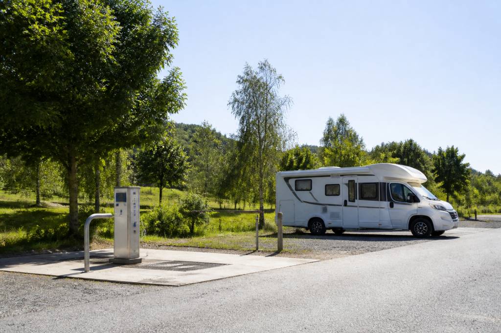 Aire de service camping car gratuite : où trouver les meilleurs emplacements en France