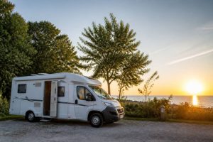 Aires gratuites camping car : où les trouver et comment en profiter