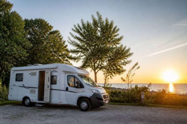 Aires gratuites camping car : où les trouver et comment en profiter