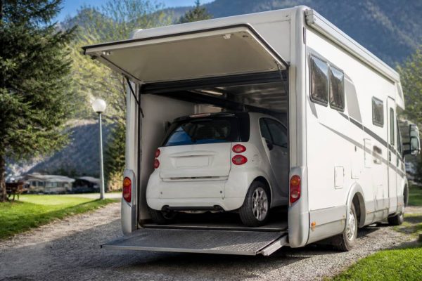 Camping car avec voiture dedans : comment choisir le bon modèle