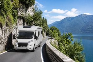 Camping car etroit : comment bien choisir un modèle adapté aux routes et aux espaces réduits