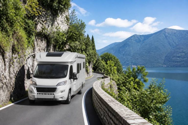 Camping car etroit : comment bien choisir un modèle adapté aux routes et aux espaces réduits