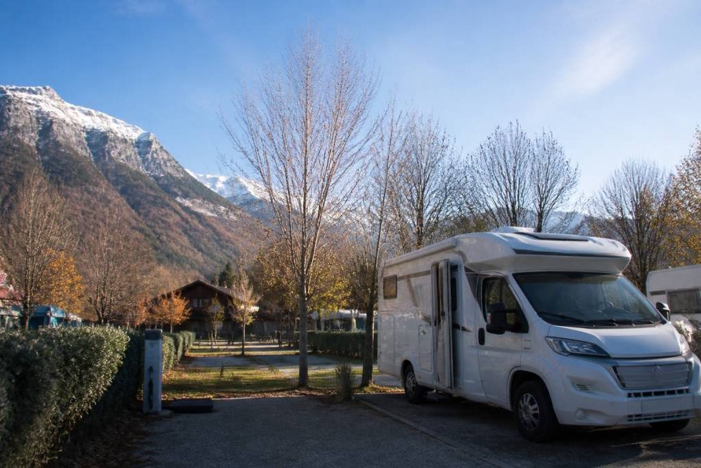 Camping ouvert toute l'année pour camping-car : les meilleures adresses et conseils pour voyager toute saison
