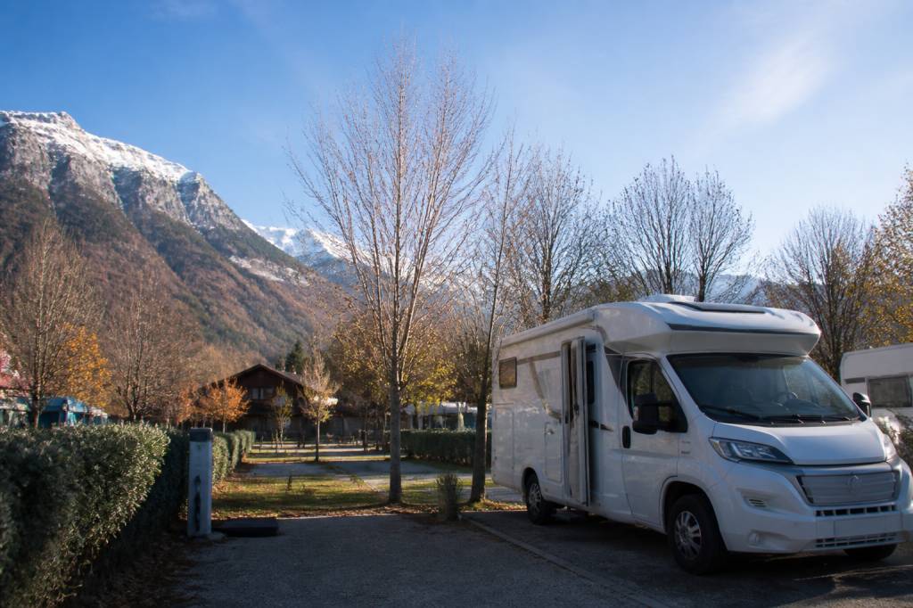 Camping ouvert toute l'année pour camping-car : les meilleures adresses et conseils pour voyager toute saison