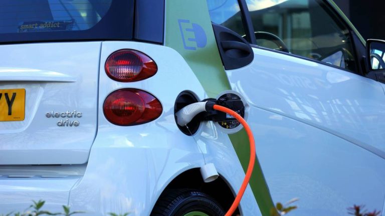 Installation de borne de recharge pour voiture électrique en bretagne : les étapes à suivre
