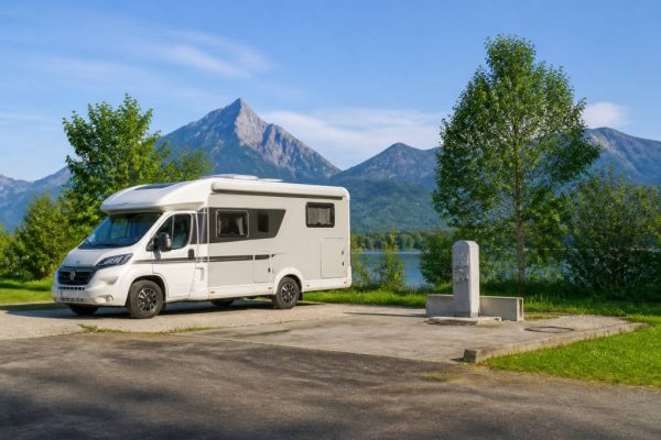 Aire de services et stationnement camping car avis pour bien choisir votre halte en voyage
