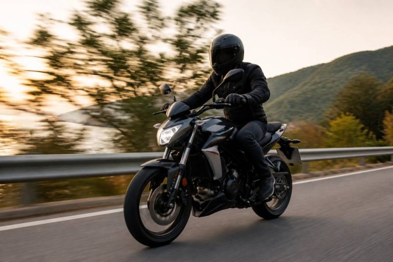 Moto 125 vitesse max 130 km/h : quels modèles peuvent atteindre cette performance ?