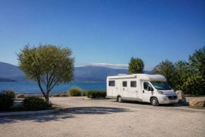 Aire de stationnement camping-cars avis : comment choisir le bon emplacement pour voyager sereinement