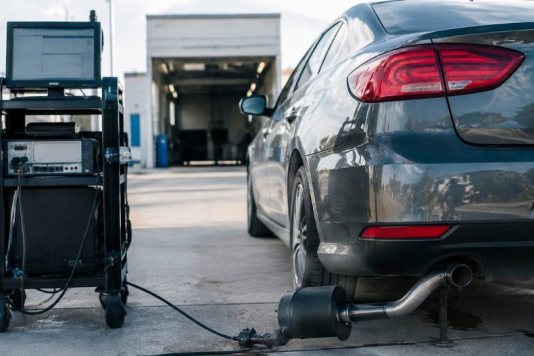 Classe d'émission : comprendre les normes et leur impact sur votre voiture