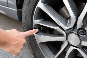 Où se trouve le capteur de pression des pneus ? Emplacement et conseils pratiques