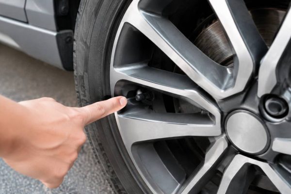 Où se trouve le capteur de pression des pneus ? Emplacement et conseils pratiques