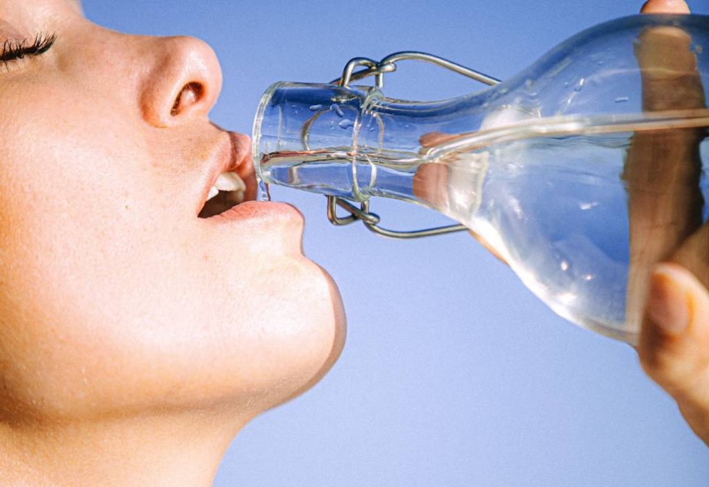 Les avantages de l’eau en bouteille de verre au quotidien