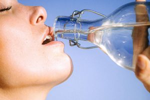 Les avantages de l’eau en bouteille de verre au quotidien