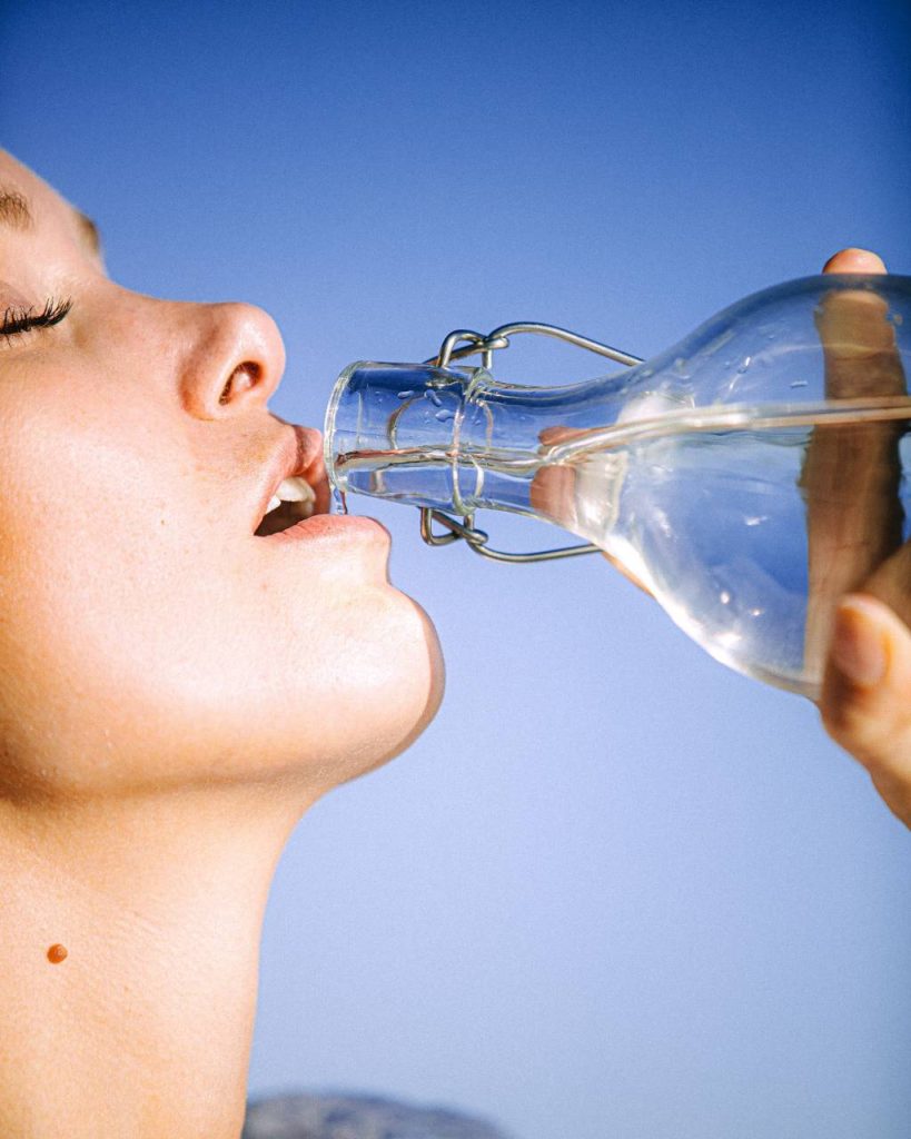 Les avantages de l’eau en bouteille de verre au quotidien