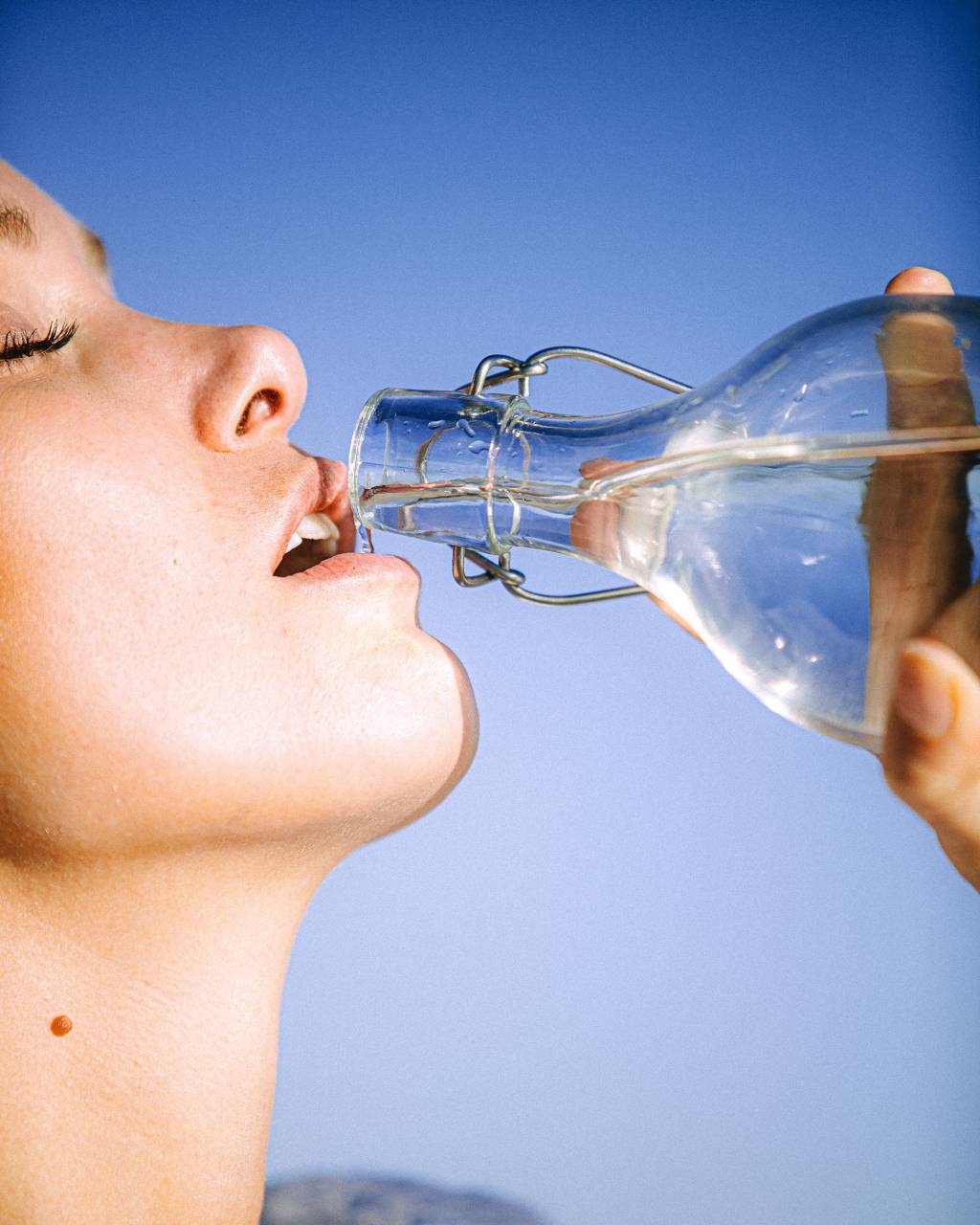 Les avantages de l’eau en bouteille de verre au quotidien